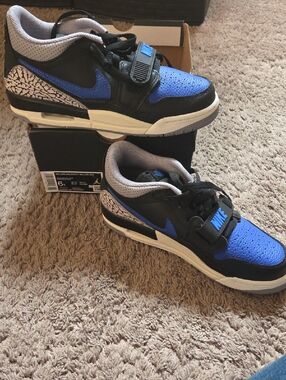 Nike BOYS SIZE 6 AIR JORDAN LEGACY 312 LOW TOP Black and Blue Sneakers